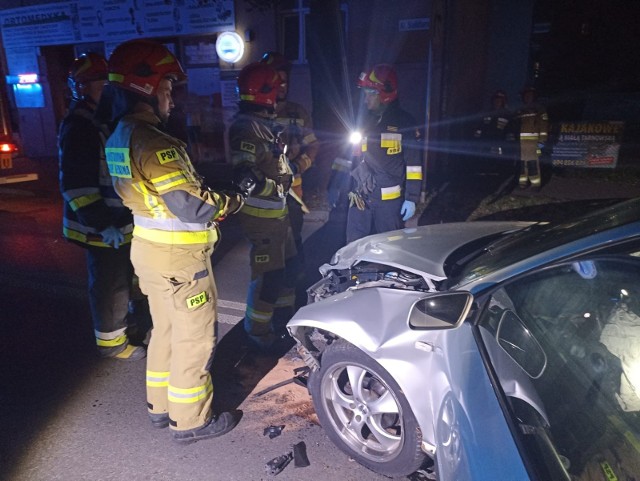 Wypadek na al. Solidarności w Tarnowie. Samochód uderzył w latarnie oświetlenia ulicznego