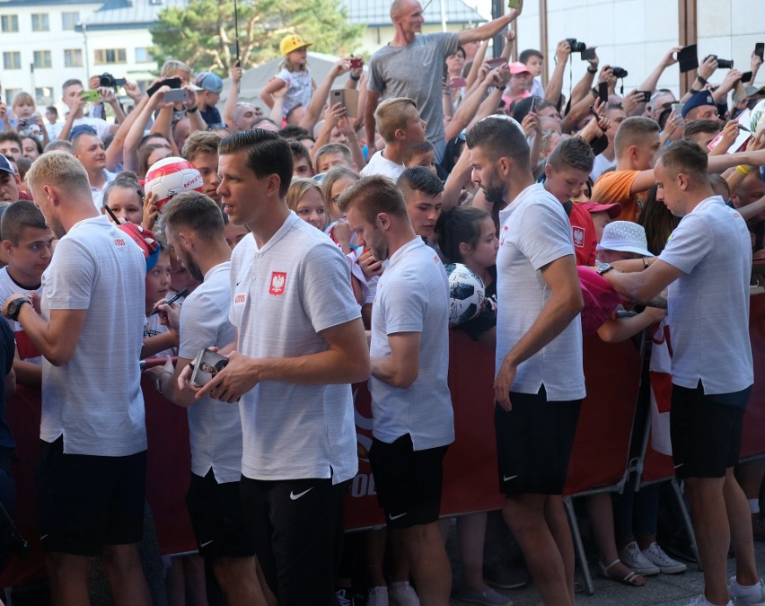 Ci, którzy pojawili się w niedzielę przy wejściu do Hotelu...