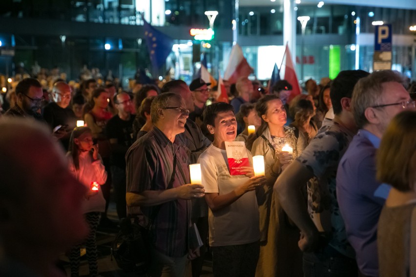 Łańcuch światła dla sądów. Tak protestowali mieszkańcy Krakowa [ZDJĘCIA]