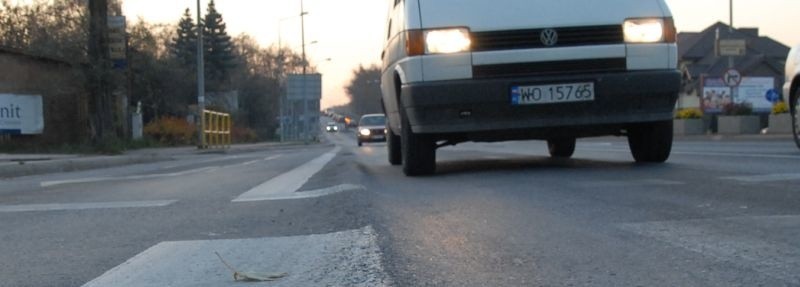 Szok! Od, kosztującego grube miliony, remontu głównej ulicy w Ostrołęce minął rok. A już są na niej koleiny! Zobacz zdjęcia