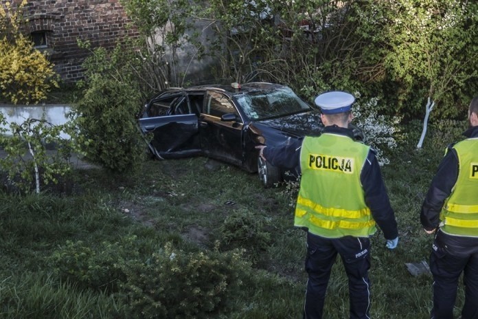 WILKANOWO. Poważny wypadek pod Zieloną Górą - audi koziołkowało i wypadło z drogi. Są ranni. Kierowca jechał na podwójnym gazie