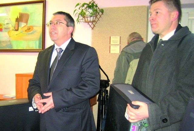 Adam Wykowski (z lewej), prezes spółki PKS Łomża,  przekazał komputery urzędnikom