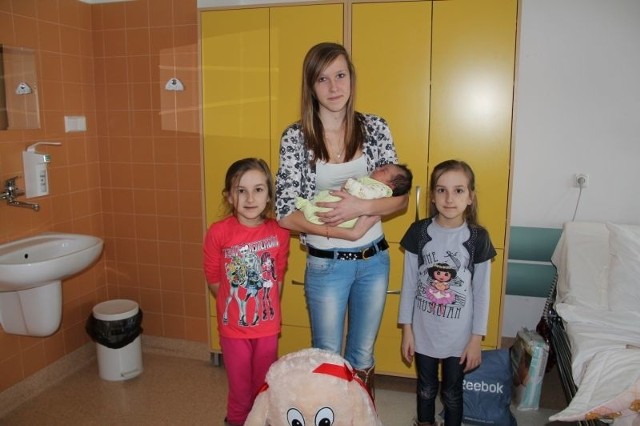 Alicja Korzeniecka, córka Rafała i Magdy z Kadzidła. Urodziła się 12 lutego, ważyła 4350g, mierzyła 56cm. Na zdjęciu z siostrami Kamilą i Gabrysią (8 lat) oraz z ciocią Pauliną
