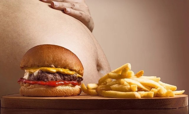 Problem otyłości lub nadwagi dotyczy co drugiego Polaka, a choroba ta częściej dotyka mężczyzn (74 proc.) niż kobiet (50 proc.). Wg autorów badania opublikowanego w „JAMA”, w USA do chirurgicznego leczenia otyłości kwalifikuje się prawie 42 proc. ludzi.