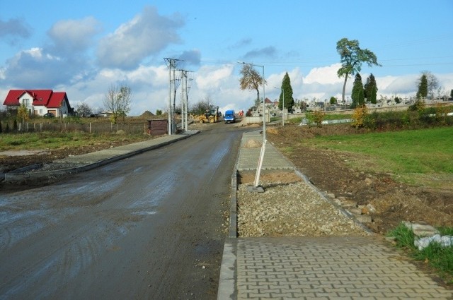 Do końca roku na terenie gminy Staszów ma zostać wykonanych dziesięć odcinków dróg gminnych. Na zdjęciu przebudowa ulicy Cmentarnej w Staszowie.