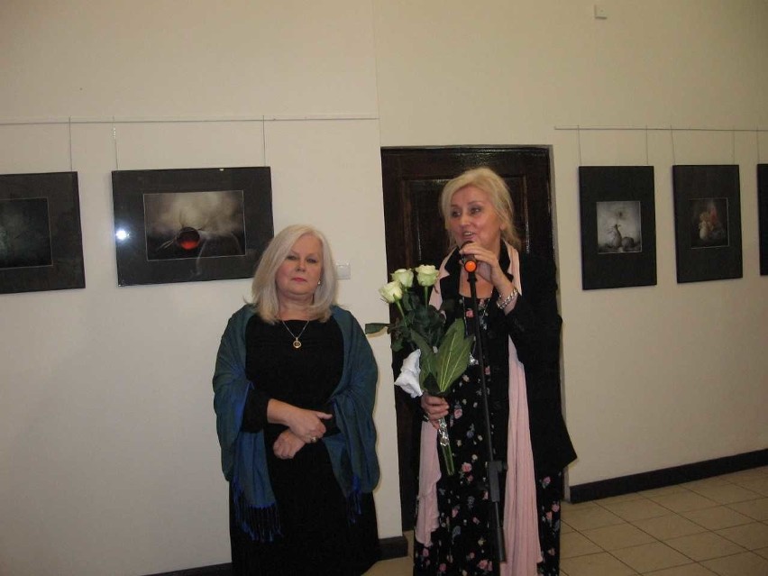 Iwona Nabzdyk ( z lewej) pokazała w fotografiach martwe...