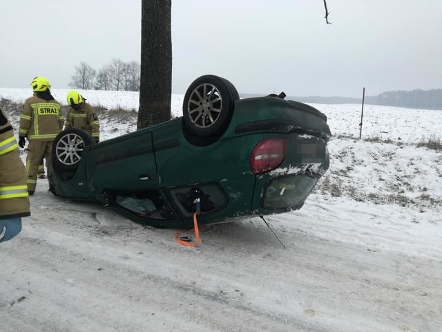 W czwartkowe przedpołudnie na trasie pomiędzy miejscowościami Skąpe i Stare Worowo doszło do zdarzenia drogowego. Kierujący samochodem osobowym stracił panowanie nad samochodem, te uderzyło w drzewo i dachowało. Choć zdarzenie wyglądało groźnie, na szczęście kierowcy nic poważnego się nie stało.Ochotnicza Straż Pożarna ZłocieniecZobacz także Wypadek w Gwdzie Małej