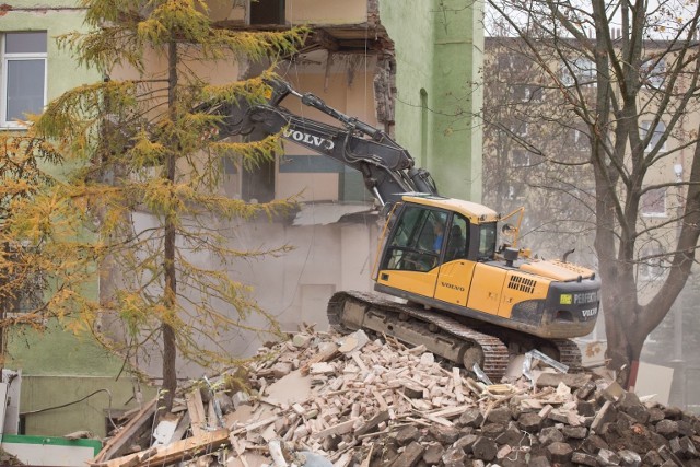 Wyburzanie dawnego szpitala przy ulicy Morcinka w Słupsku.