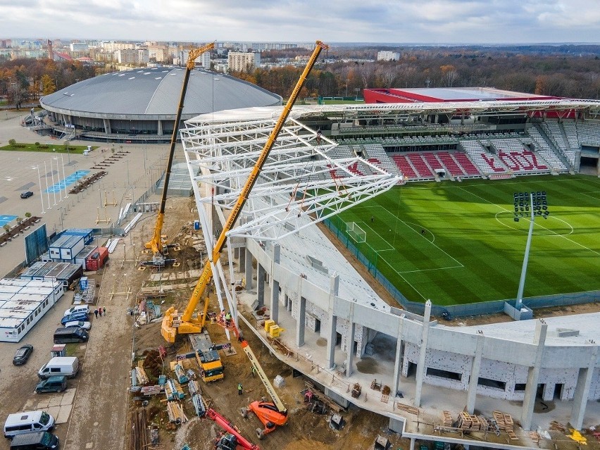 Trwa montaż elementów dachu i budowa czwartej trybuny stadionu ŁKS ZDJĘCIA