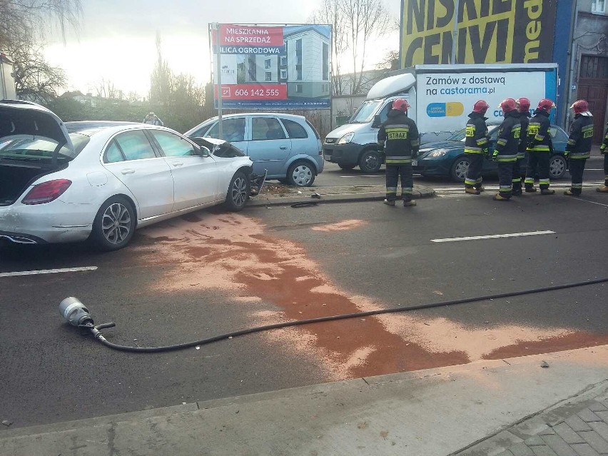 Wypadek na ulicy Tuwima. Wywrócone auto dostawcze (zdjęcia)
