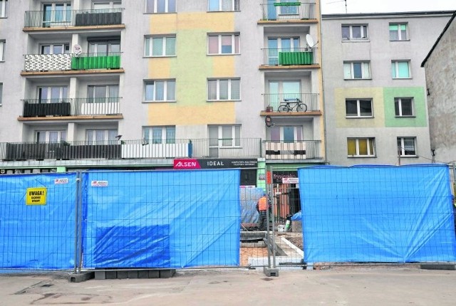 Trawnik pod oknami mieszkańców bloku przy ul. Rzgowskiej 58 zamienił się w plac budowy.