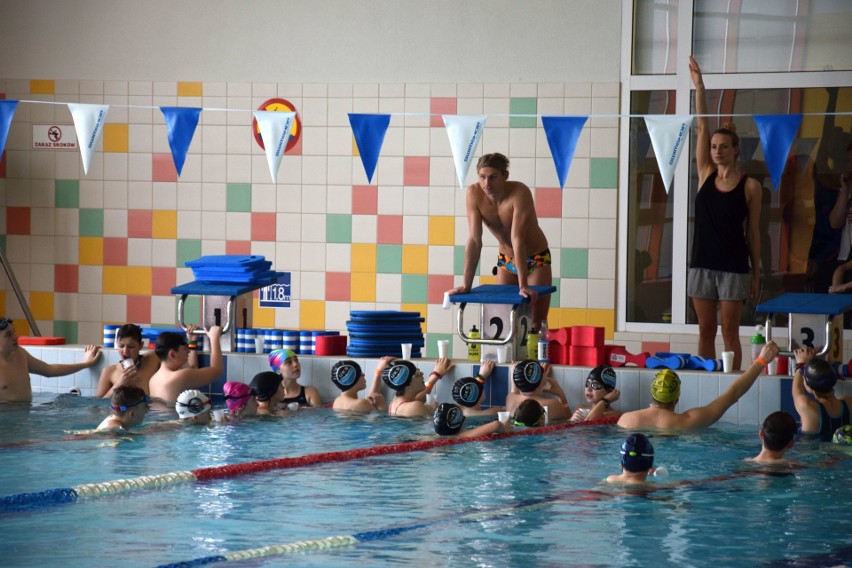 Dzisiaj na barcińskim basenie gości specjalista od pływania,...