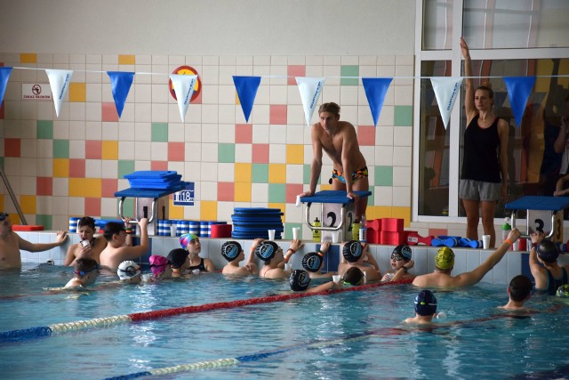 Dzisiaj na barcińskim basenie gości specjalista od pływania, szczególnie w stylu grzbietowym. Radosław Kawęcki -  m.in. trzykrotny mistrz świata na krótkim basenie na dystansie 200 metrów,  trzykrotny mistrz Europy - wraz z Agatą Korc, również pływaczką specjalizującą się w stylu dowolnym i motylkowym, realizują tu swój własny program szkoleniowy.W warsztatach udział biorą dwie grupy dzieci, młodzieży i dorosłych. Tajniki pływania z mistrzem zgłębiają sekcje pływackie: - BOSiR Barcin, "Krzywousty" Nakło, Pałac Młodzieży w Bydgoszczy, "Rekiny" Osielsko oraz sekcja pływacka z Mogilna. Dziś warsztaty, jutro w świetlicy Szkoły Podstawowej nr 2 w Barcinie będzie okazja, by spotkać mistrza oko w oko i z nim porozmawiać. Początek o godz. 11. Organizatorem spotkania jest Barciński Ośrodek Sportu i Rekreacji. 