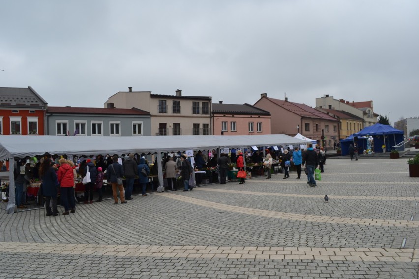 Piękne ozdoby, smaczne potrawy i małe owieczki. Tym kuszono...