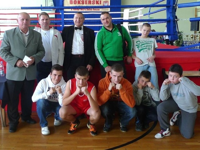 Pięściarze UKS Boxing świętują sukcesy.