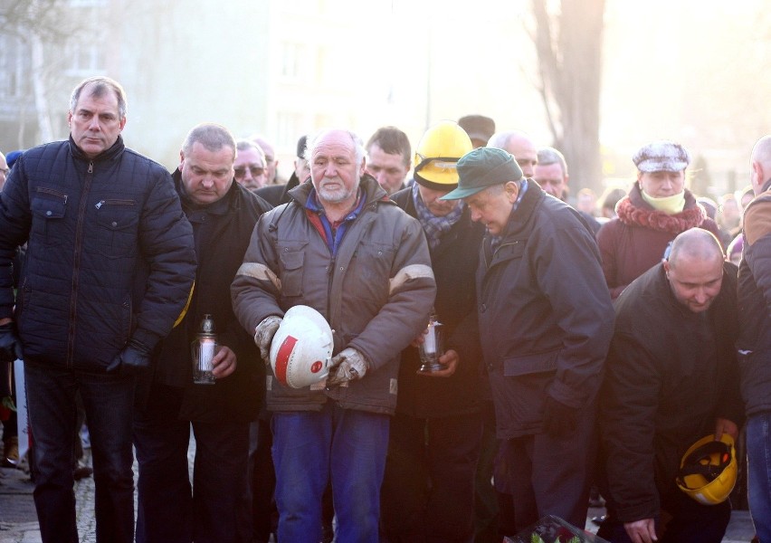 Pracownicy Stoczni Gdańskiej SA oraz uczniowie gdańskich...