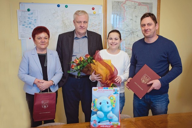 List gratulacyjny wręczył rodzicom burmistrz Świebodzina - Dariusz Bekisz