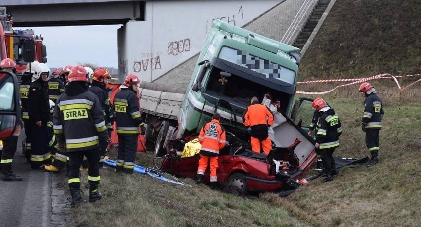 Śmiertelny wypadek na obwodnicy Nowych Skalmierzyc. Samochód...