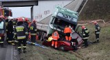 Nowe Skalmierzyce: Śmiertelny wypadek na obwodnicy. Samochód osobowy został zmiażdżony przez ciężarówkę [ZDJĘCIA]