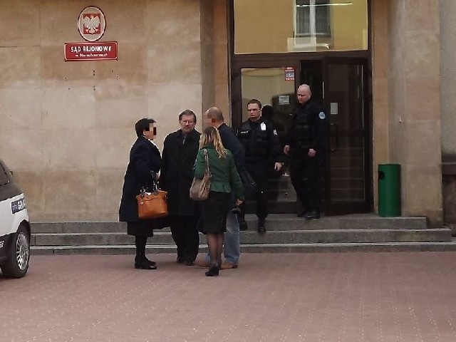 Wojciech B. opuszcza budynek starachowickiego sądu  w towarzystwie żony, matki i obrońcy Piotra Mazura.