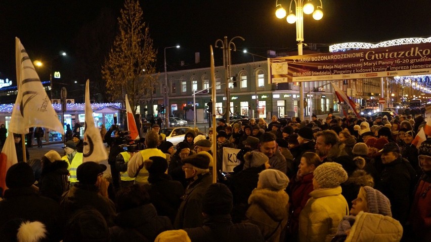 Demonstracja KOD w Częstochowie. "Demokracjo spoczywaj w...