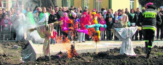 Dziewczęta z zespołu Gymnastic (na zdjęciu z lewej) tańczyły wiosennego walczyka... A potem - pod okiem strażaków - płonęły kolorowe kukły: symbol zimy, która odeszła.
