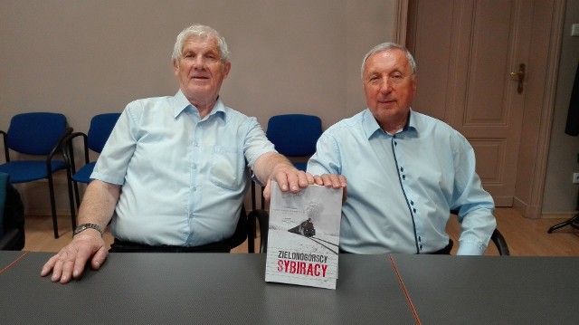 Marian Szymczak i Wacław Mandryk prezentują książkę pt. "Zielonogórscy Sybiracy"