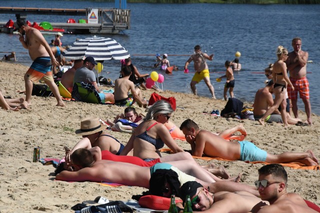 Kąpielisko gminy Morawica w Łabędziowie czyli popularne świętokrzyskie Malediwy w sobotę 4 lipca przeżyło prawdziwe oblężenie. Nad zalewem pojawiły się tłumy spragnionych wypoczynków mieszkańców regionu. Plaża była wypełniona do ostatniego miejsca, przyjechały całe rodziny, było mnóstwo przyjezdnych z Kielc i okolicznych gmin. Zobaczcie mnóstwo zdjęć - Łabędziów w sobotę 4 lipca>>>