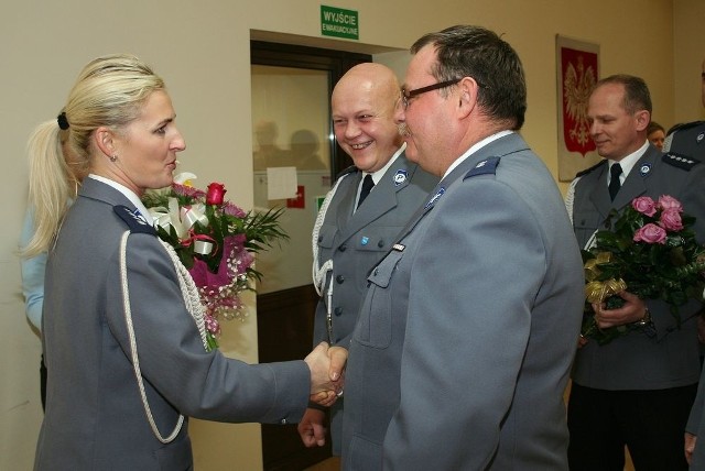 Nadkomisarz Małgorzata Brola odbiera gratulacje. W policji pracuje 15 lat, od ośmiu służy w Nakle. Mieszka w Bydgoszczy