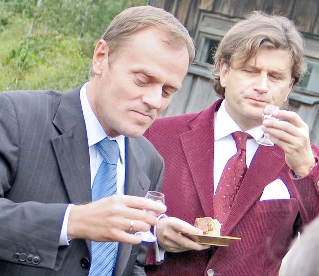Przed ostatnimi wyborami parlamentarnymi Donald Tusk i Janusz Palikot podczas spotkania w Lipowcu na Zamojszczyźnie delektowali się swojską żurawinówką i pierogiem biłgorajskim