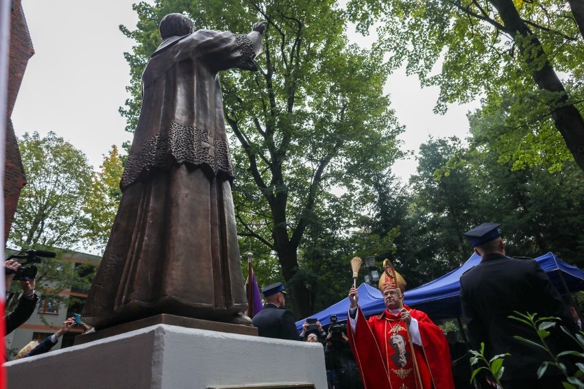 Błogosławiony ksiądz Jerzy Popiełuszko ma pomnik w...