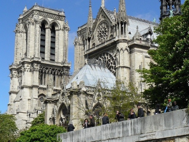 Katedra Notre Dame jest ozdobą Paryża oraz magnesem przyciągającym nad Sekwanę turystów i pątników z całego świata.