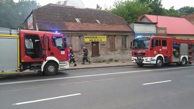 Trwa akcja gaśnicza budynku przy ulicy Kujawskiej na bydgoskim Szwederowie.- Dostaliśmy zgłoszenie o pożarze w pustostanie - potwierdza kpt. Aleksandra Starowicz, oficer prasowy Komendy Miejskiej Państwowej Straży Pożarnej w Bydgoszczy.Nie ma informacji, jakoby ktokolwiek przebywał w budynku.INFO Z POLSKI - przegląd najciekawszych informacji ostatnich dni w kraju (01-07.06.2017)