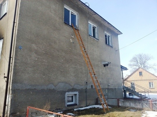 Dziękonie. Pożar szkoły. Cztery osoby uwięzione w budynku (zdjęcia)