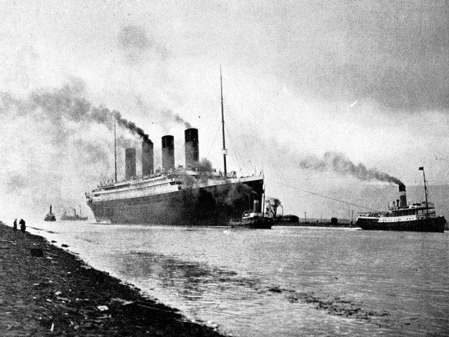 Czterokominiowiec RMS Titanic na morzu.