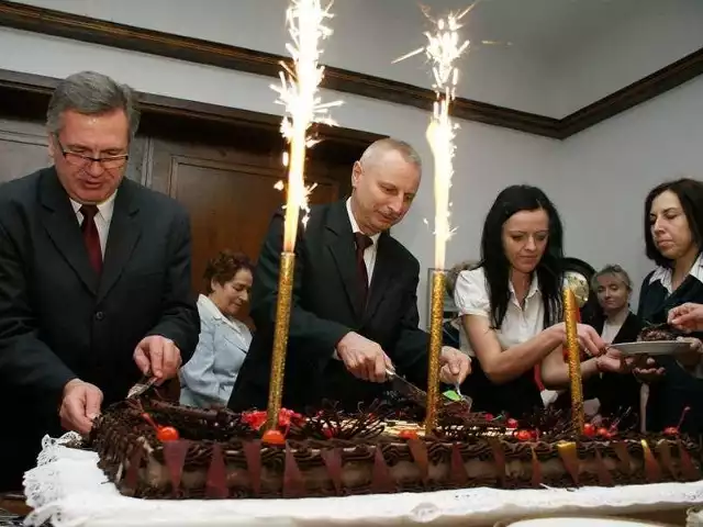 Imieninowy tort podzielili Ryszard Brejza, prezydent Inowrocławia i Tomasz Marcinkowski (z lewej), przewodniczący Rady Miejskiej