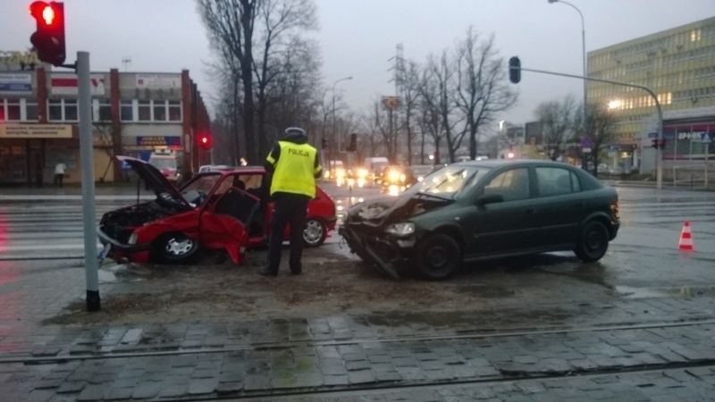 Wypadek na al. Piłsudskiego. Cztery osoby ranne na skrzyżowaniu [ZDJĘCIA]