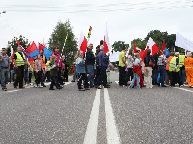 Chodzący po pasach mieszkańcy nosili transparenty z napisami domagającymi się zwiększenia bezpieczeństwa przechodzenia przez ruchliwą drogą oraz flagi narodowe i flagi gminy.