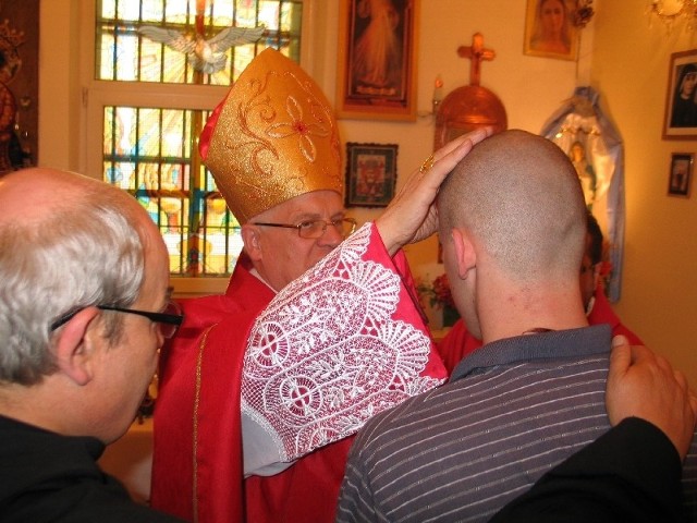 Ks. abp Józef Michalik udzielił sakramentu bierzmowania trzem młodym więźniom przemyskiego Zakładu Karnego.