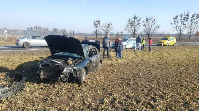 Kierujący samochodem marki Audi 24-latek nie dostosował prędkości do warunków i wypadł z drogi.