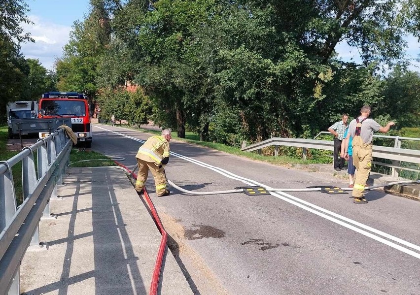 Śnięte ryby w rzece Brok Mały. 24.08.2023 strażacy z OSP Andrzejewo napowietrzali wodę