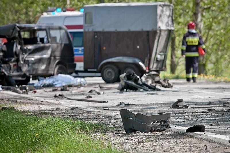 Śmiertelny wypadek na drodze Wałbrzych - Kłodzko. Zginął 43-letni kierowca (ZDJĘCIA)