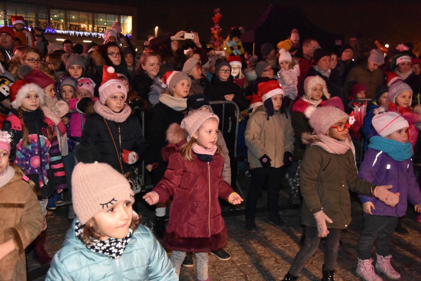 Chrzanów. Św. Mikołaj rozdawał dzieciom prezenty. Pokazy taneczne i fireshow [ZDJĘCIA]