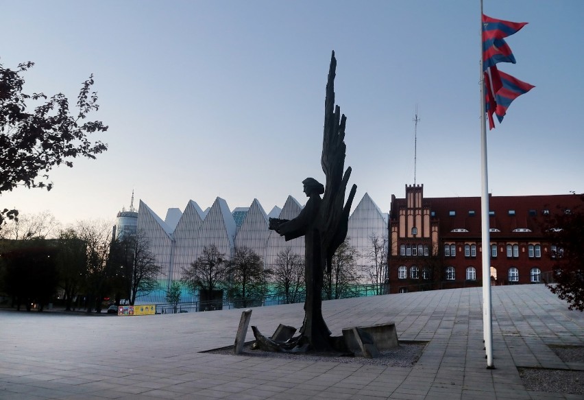 Filharmonia w Szczecinie w barwach floating garden. W 75. rocznicę wydarzeń kwietniowych