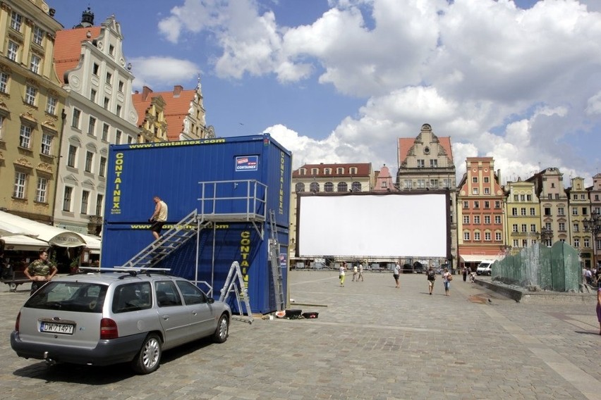 Wrocław: Wielki ekran już stoi w Rynku. Od piątku będzie można oglądać filmy (ZDJĘCIA)