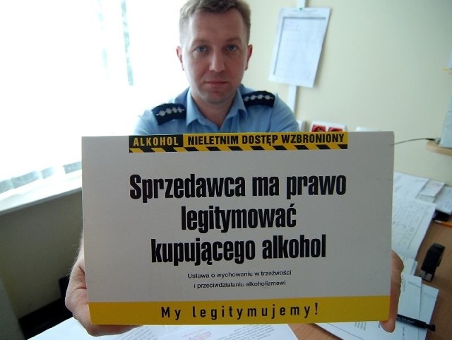 Andrzej Kolera z opatowskiej policji pokazuje jedną z wielu tabliczek informacyjnych, które ostrzegają o niesprzedawaniu alkoholu nieletnim.