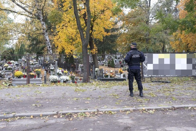 Decyzją rządu, cmentarze w okresie Wszystkich Świętych (od 31 października do 2 listopada) mają pozostać zamknięte, a mieszkańców obowiązuje zakaz wstępu na teren nekropolii. W większości miast w Polsce jest on przestrzegany. Z pewnymi wyjątkami - niektórzy księża oraz włodarze miast postanowili inaczej zinterpretować rozporządzenie Rady Ministrów i pozostawić cmentarze otwarte (takie sytuacje miały miejsce na przykład w Przemyślu i Ksawerowie). Doszło także do kilku incydentów, m.in. w Kcyni, gdzie pod osłoną nocy przecięto kłódki i łańcuchy blokujące dostęp do nekropolii.Większość cmentarzy 1 listopada świeci jednak pustkami. W naszej galerii zobaczycie zdjęcia z Torunia, gdzie dodatkowo porządku pilnuje straż miejska.Choć nekropolie pozostają zamknięte, na wielu grobach leżą wiązanki i palą się znicze. Wszystko dlatego, że niektórzy postanowili odwiedzić swoich zmarłych już wcześniej, a inni tłumnie ruszyli na cmentarze w piątkowe (30.10) popołudnie, zaraz po ogłoszeniu przez premiera decyzji o zamknięciu nekropolii.Tym, którzy chcieliby odwiedzić groby pomimo zakazu, przypominamy: w dniach 31 października - 2 listopada za wejście na cmentarz można dostać upomnienie, mandat w wysokości od 20 do 50 zł lub - jeżeli osoba nie zgodzi się przyjąć mandatu - wniosek zostanie skierowany do sądu.