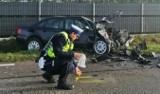 Wypadek w powiecie suwalskim. Czołowe zderzenie osobówki z busem. Trzy osoby w szpitalu, droga jest zablokowana [ZDJĘCIA]