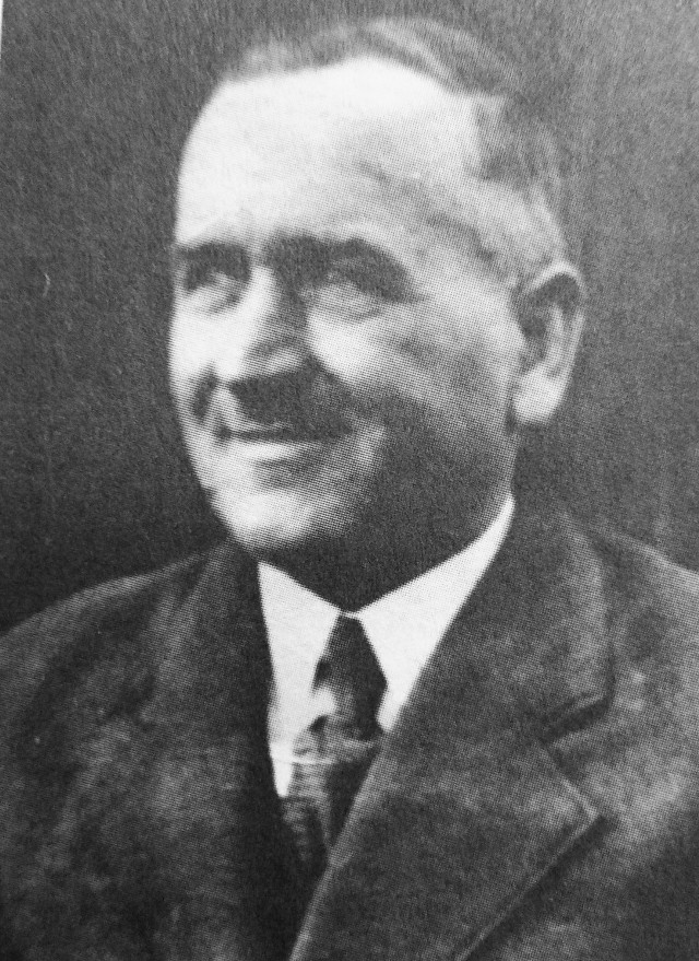 Alfons Woschek był rolnikiem w Krośnicy, sołtysem i budowniczym kościoła.