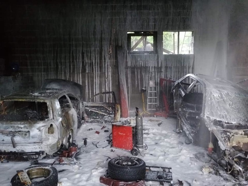 Inwałd. Groźny pożar garażu. Spłonęły dwa samochody, udało się ocalić dom [ZDJĘCIA]